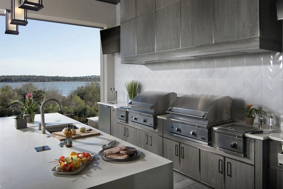riverside-outdoor-kitchen-with-long-grill-run-and-prep-island